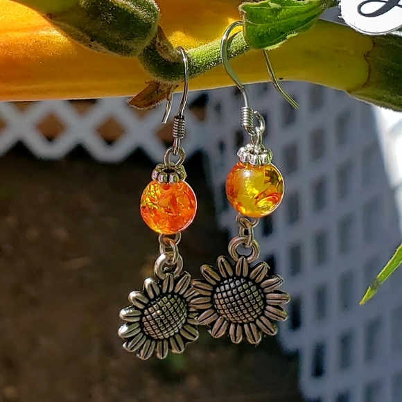 Earings - Picture 2 of 2